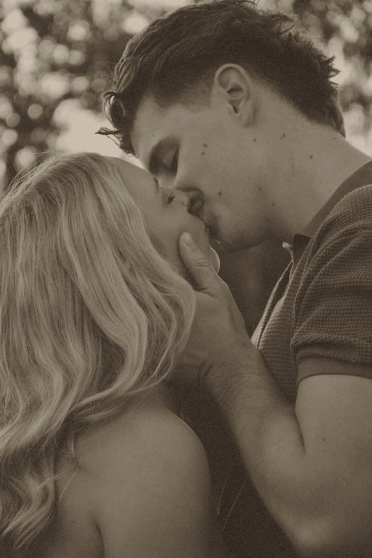 Black and white portrait of a couple kissing